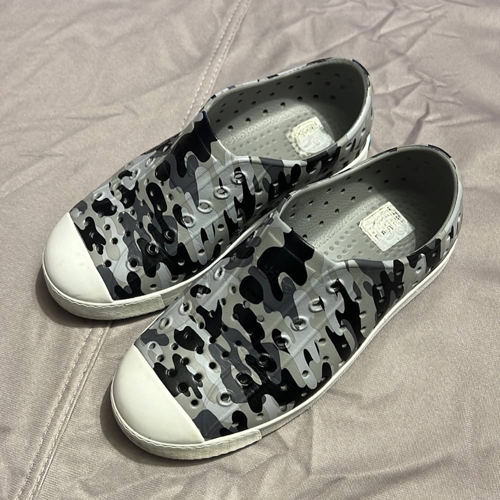 Native rubber cameo slides